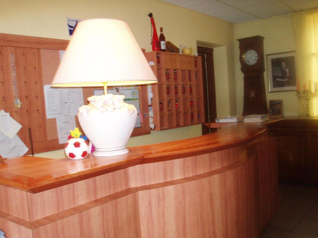 Hotel Le Commerce Bagnères-de-Bigorre Habitación foto